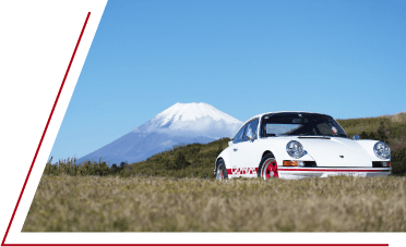 富士山バックにダイナミックな走行シーン